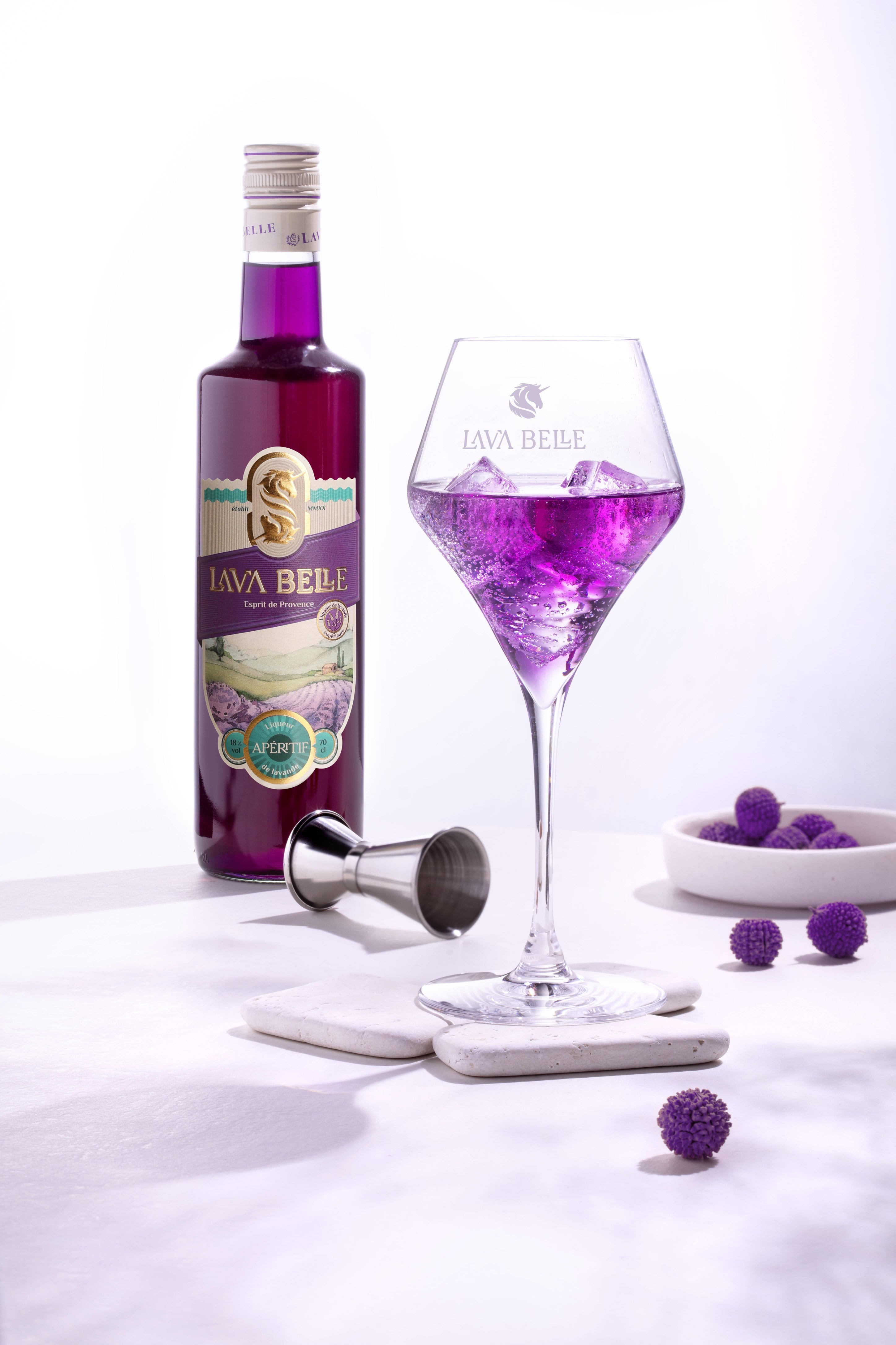 Ein Glas Lavabelle Spritz mit einer Flasche Lavabelle